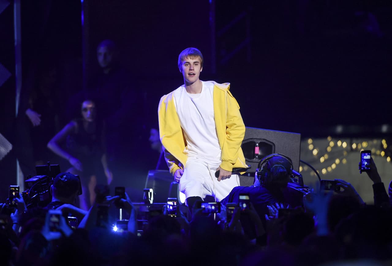 Justin Bieber se hace un tatuaje en la cara