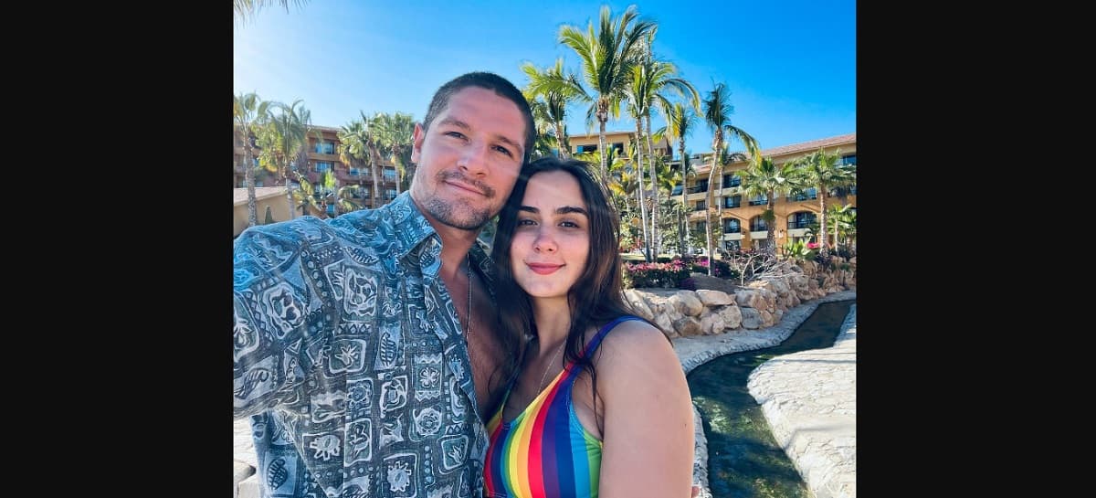 Paco Pizaña, quien encarna a ‘Pedro’, es pareja de Julia Urbini, a quien conoció mientras ambos trabajaban en la telenovela ‘Caer en Tentación’.