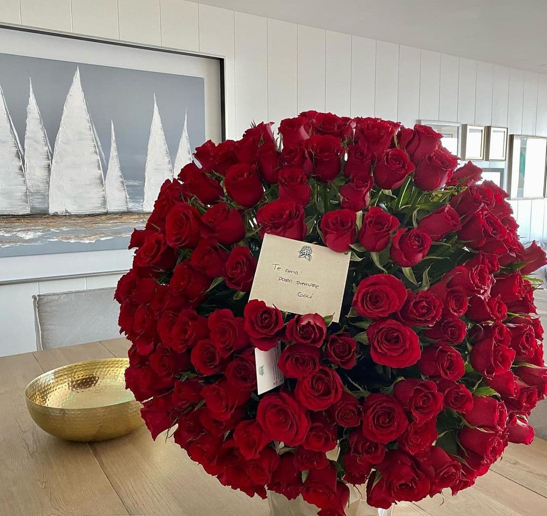 Fernando Reina, esposo de Galilea Montijo, sorprendió a la conductora con un increíble arreglo de rosas rojas, las cuales presumió en redes. “Gracias mi vida @galileamontijo ¡A celebrar el amor todos los días! Te amo”.