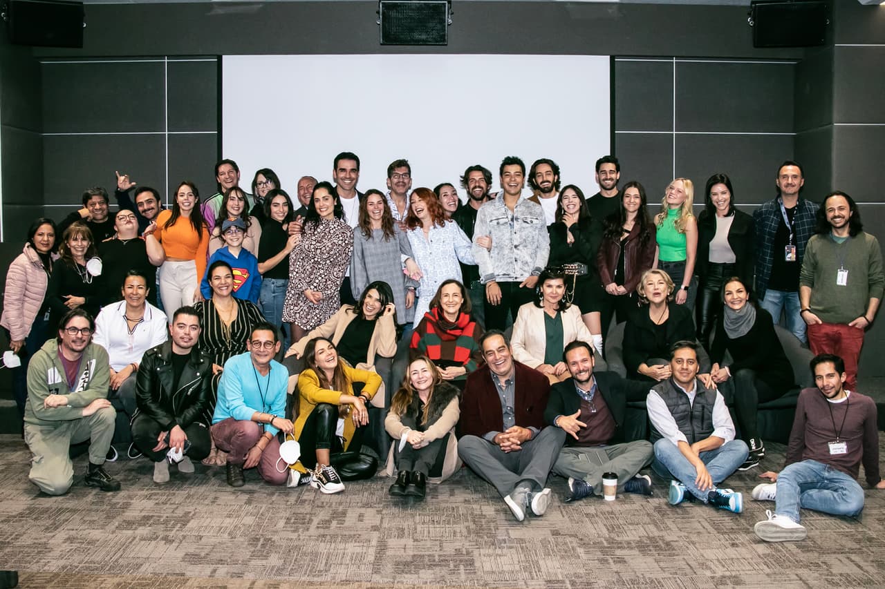 Al final, el elenco de 'Eternamente Amándonos' se tomó la foto del recuerdo.