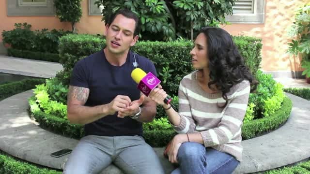 Alejandro Peniche ¡firma sin ver las letras chiquitas!