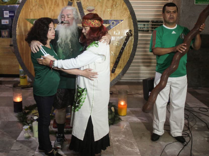 Con veladoras, un pentagrama, incienso, granos de maíz, un cráneo de vidrio, la estrella de David y un palo de agua, “El Brujo Mayor” realizó un conjuro para que México avance al quinto partido en el Mundial Rusia 2018.