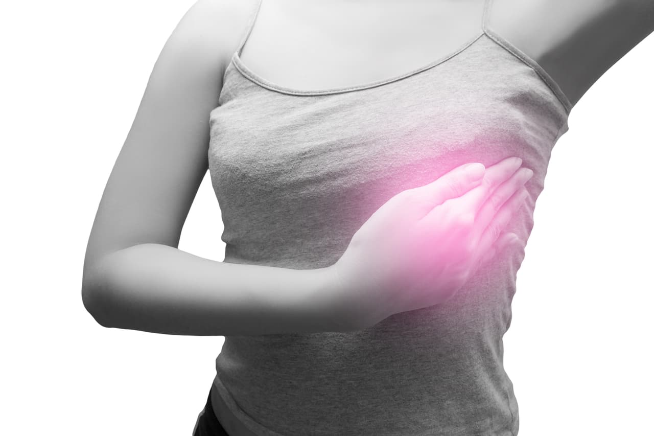 Pezones. Si un líquido brota de ellos podría ser signo de hiperprolactinemia, es decir, que tu cuerpo está produciendo demasiada prolactina. De acuerdo con el experto, esto estaría afectando el balance hormonal.