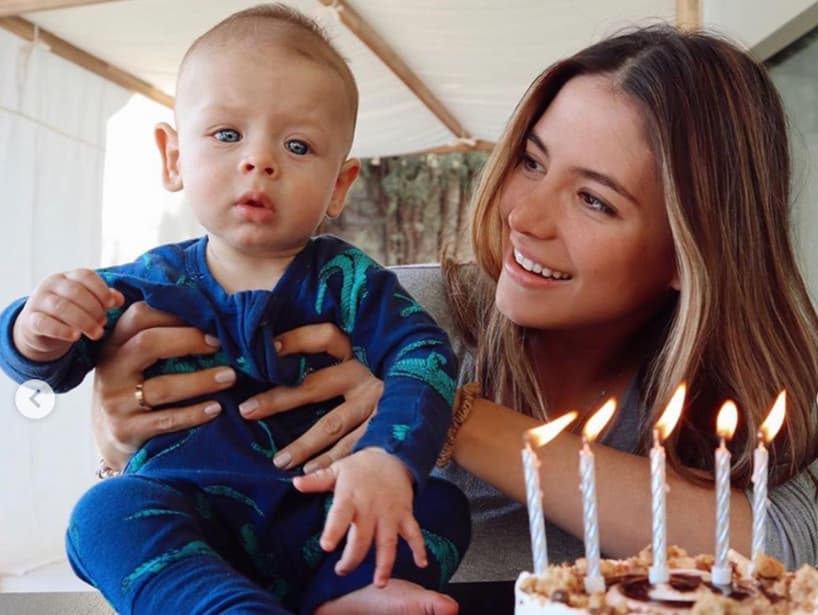 En su quinto mes, Noah mira fijamente a la cámara mientras usa un mameluco azul mientras Sarah no deja de sonreír junto a un pequeño pastel, conquistando Instagram al conseguir más de 87 mil likes.