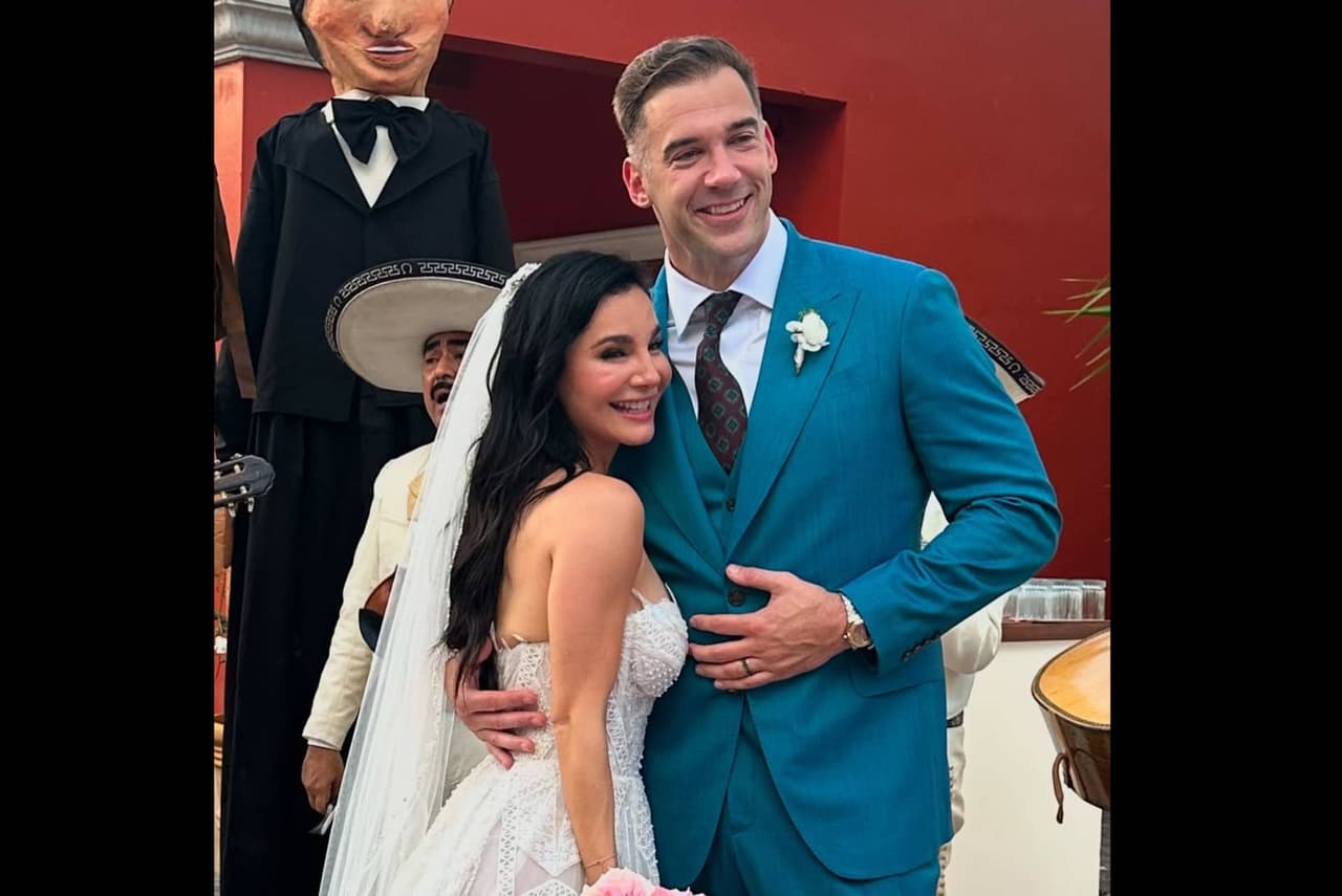Martha Higareda y Lewis Howes.