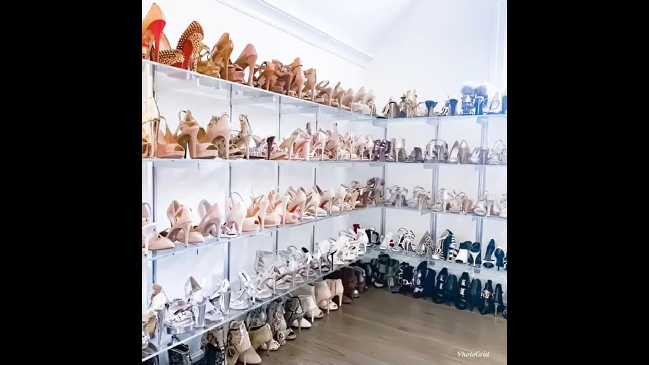 La cantante tiene separados sus zapatos por colores.