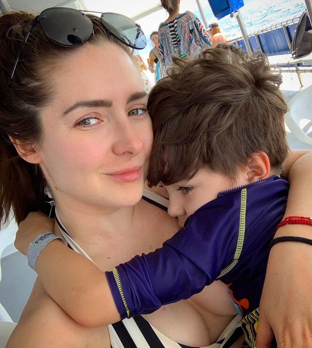 Mientras que en una siguiente línea cuestionó a sus millones de seguidores: “¿Qué te dirías si pudieras viajar en el tiempo y platicar contigo de chiquito?”.