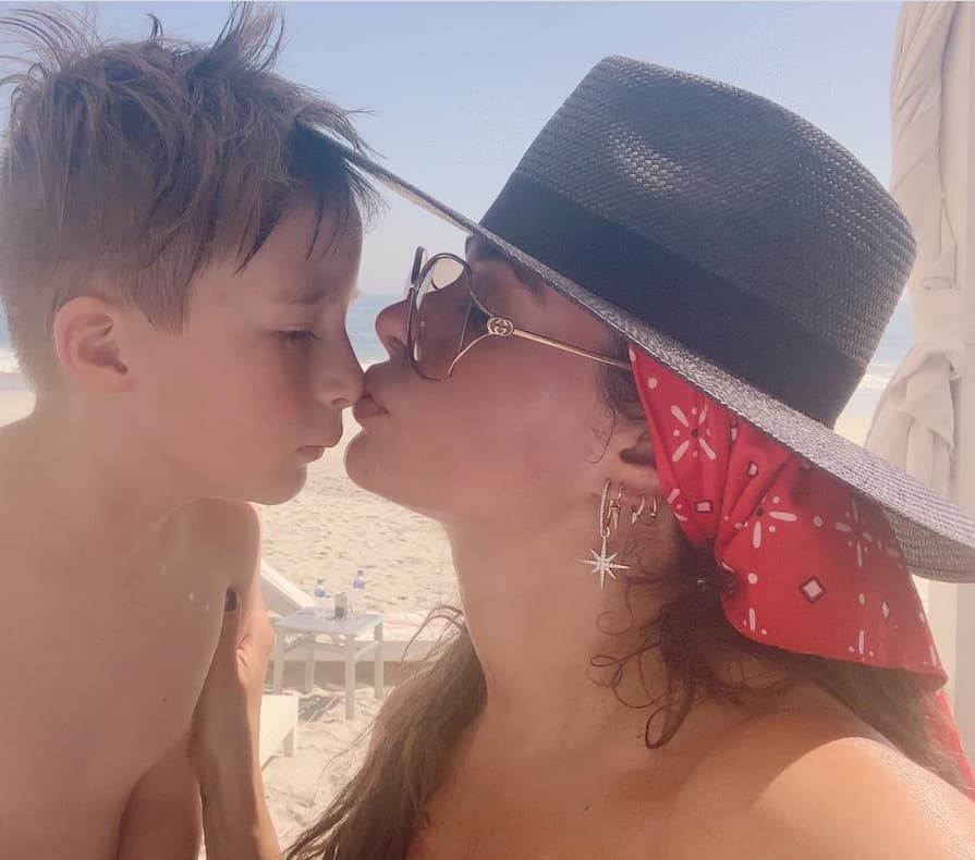 Galilea Montijo debutó como madre de Mateo el 23 de marzo de 2012, cuyo acontecimiento cambió por completo su vida. “Hoy hace 7 años me volví una leona por ti. Desde hace 7 años mi única meta es verte sonreír y hacerte un hombre de bien. Mi amor del bueno. #MiPedacitoDeCielo”, escribió la conductora para celebrar el cumpleaños de su hijo este año.