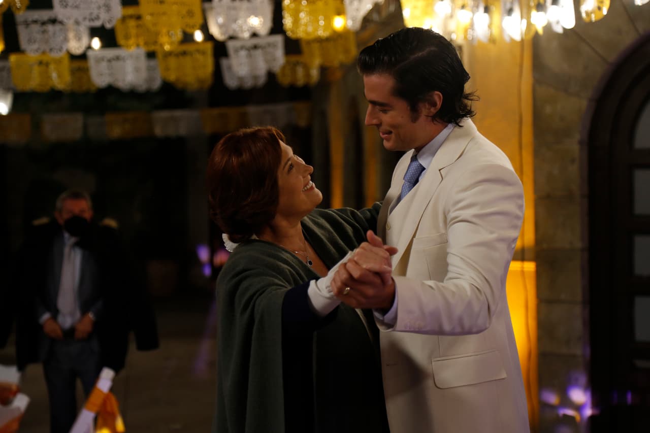 Mientras 'Dalia' (Olivia Bucio) y 'Mateo' hacen lo propio.