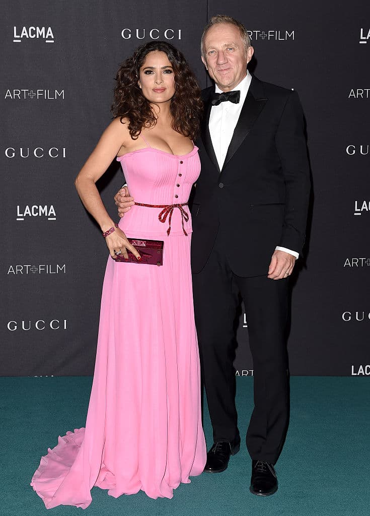 Como si se tratara de una película romántica, ambos compartieron mesa y fue amor a primera vista. La pareja llamó la atención de la prensa francesa que no dudó en retratar este momento, que en su aniversario número 11, Salma compartió en su Instagram: “La mejor bendición que he tenido en mi vida es amor”.