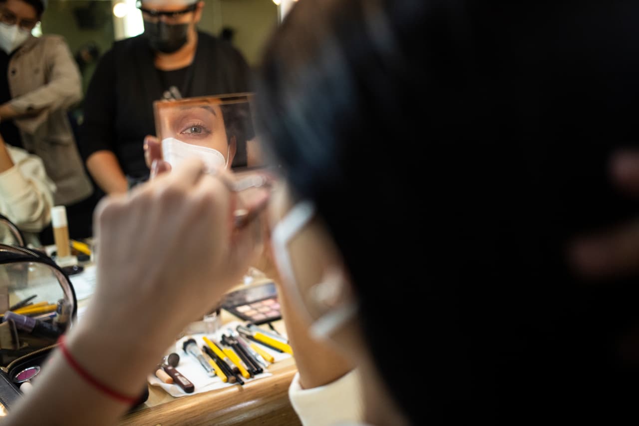 “Es una labor increíble porque es en tiempo exprés. Entre media hora y cuarenta minutos es peinado, maquillaje, tapar tatuajes. Luego elegir el vestuario, qué zapatos con los accesorios, etc. En una hora tienes que estar lista”, confiesa la actriz del tiempo que tarda en prepararse para dar vida a ‘Martina’.