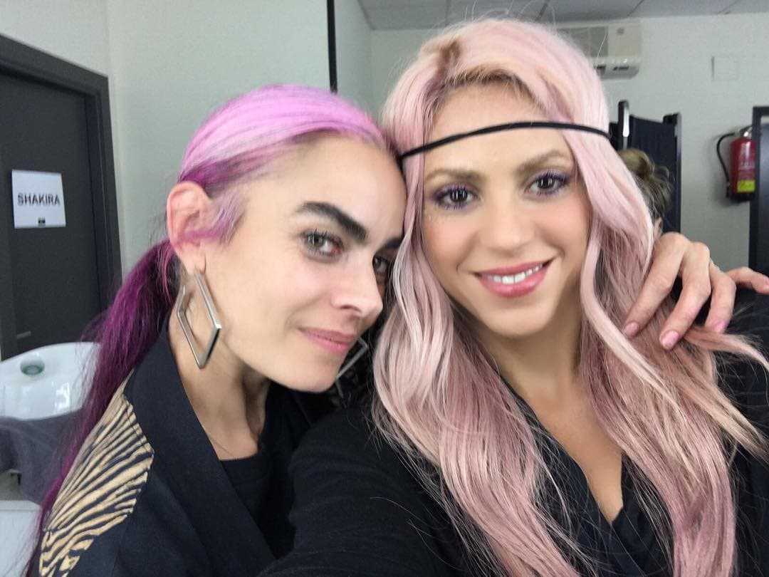 Shakira es otra de las famosas que también ha usado el tono rosa en su cabellera.