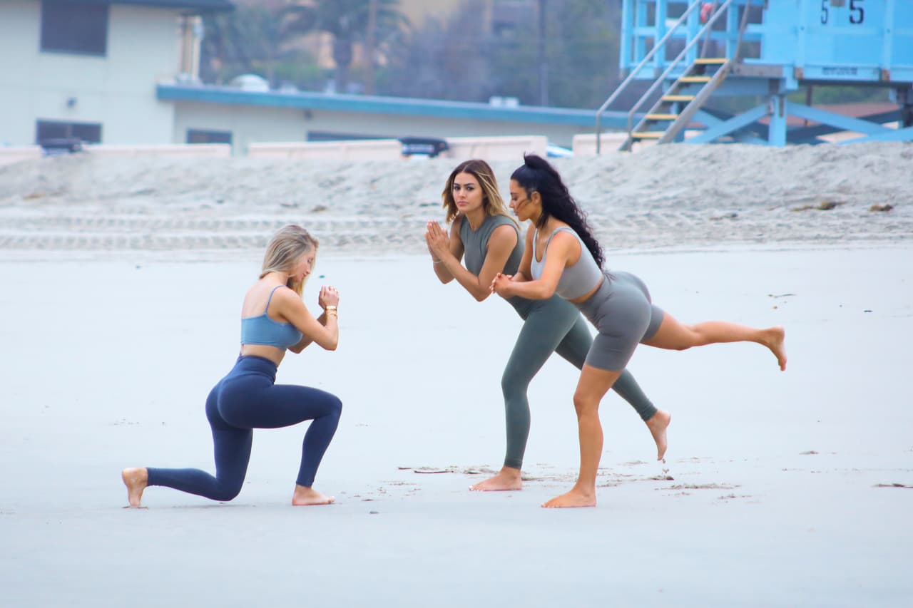 Kim Kardashian y sus amigas se pusieron a hacer estocadas y levantamiento de glúteos a la orilla del mar.