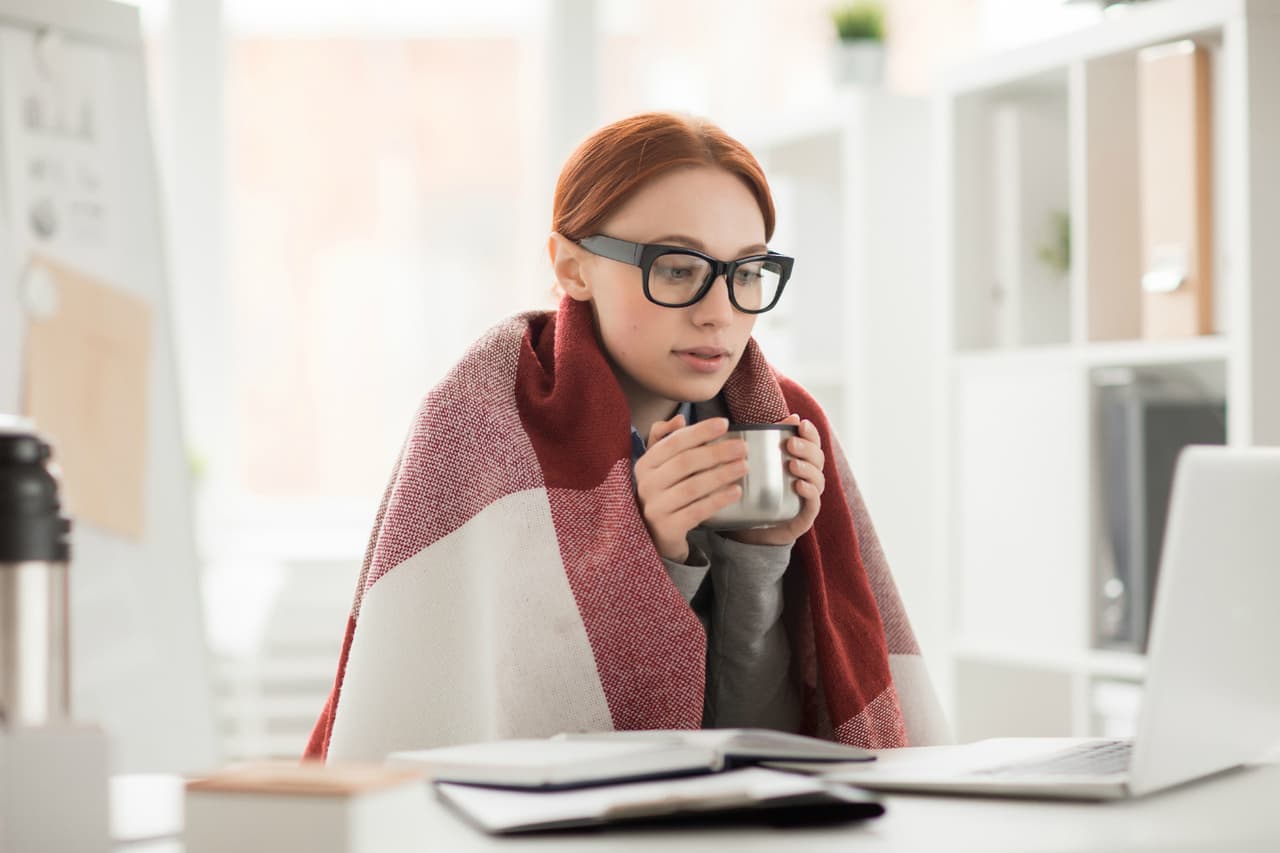 El friolento: Su lugar está cerca del aire acondicionado y siempre tiene mil prendas de ropa encima.