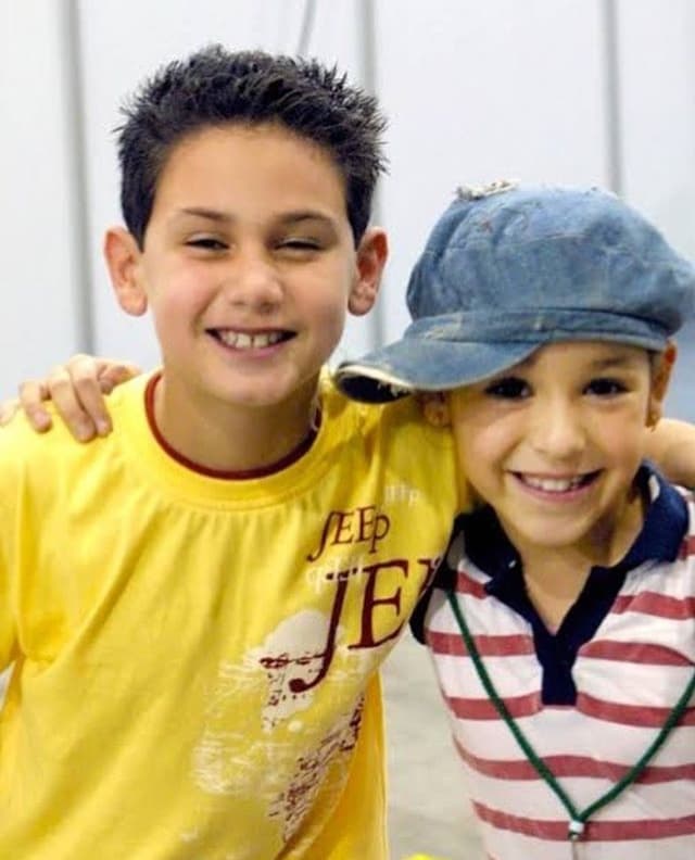 Speitzer, por su parte, es un actor mexicano que comenzó su carrera en telenovelas infantiles como 'Rayito de luz' (2000), 'Aventuras en el tiempo' (2001), 'Cómplices al rescate' (2002) y 'Amy la niña de la mochila azul' en 2004.