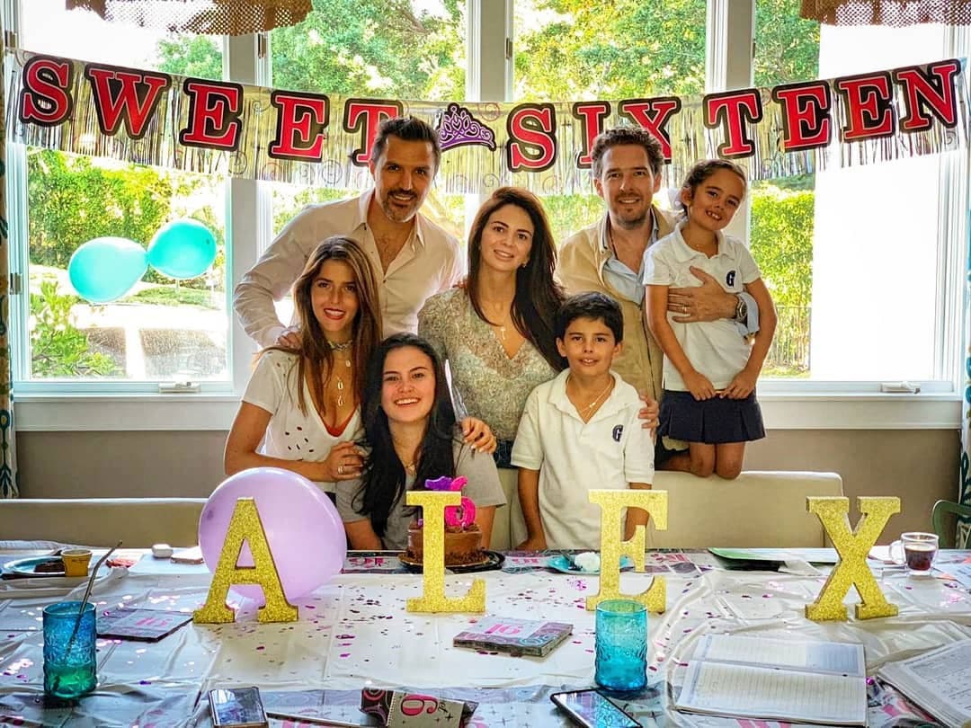 “Es maravilloso tener un hombre que ya tenga hijos porque tú sabes cómo va a ser como papá… Él, yo veo como se lleva con su exesposa Fernanda, que yo también adoro, es la mamá de sus hijos. Y Gabriel, que es el esposo de Fernanda, se lleva impresionante…”, expresó.