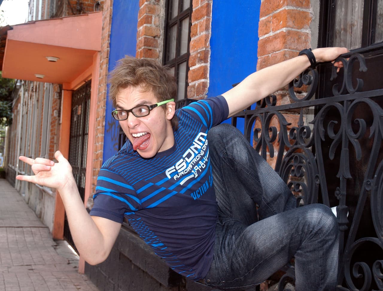 En 2011, tuvo su debut como solista con su álbum ‘Fosforescente’.