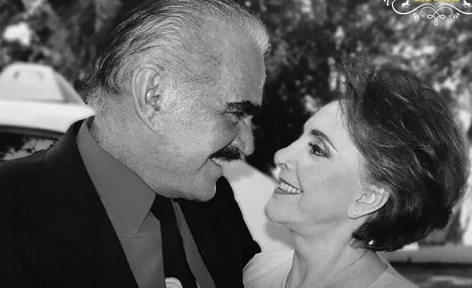 Doña Cuquita rompe en llanto en el féretro de Vicente Fernández y Alejandro canta ‘Amor de los dos’