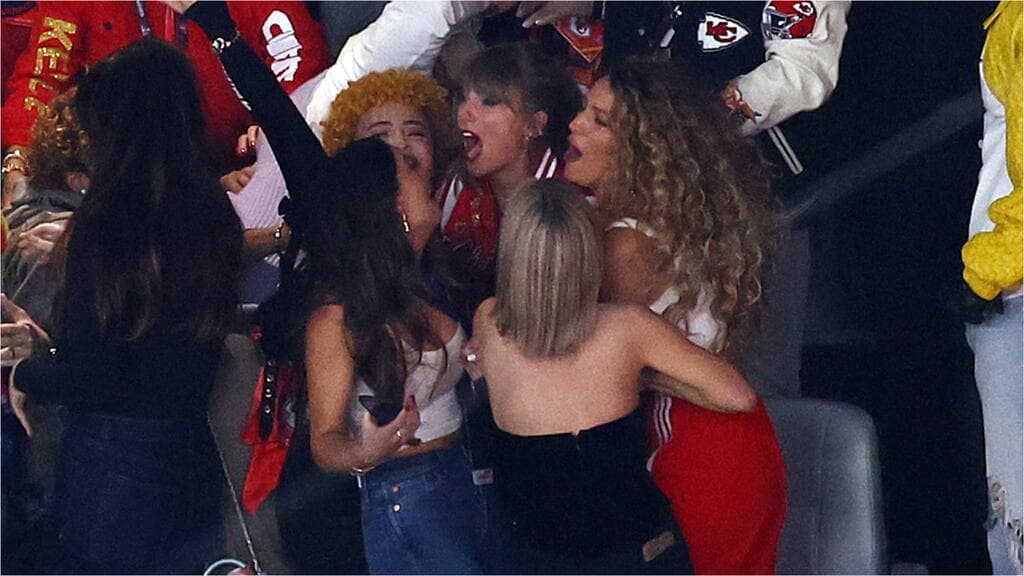 Taylor Swift festejó eufórica con sus amigas el triunfo del equipo de su novio, Travis Kelce, en el Super Bowl 2024.