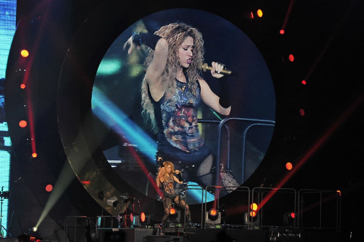 En este concierto, sus pequeños Milan y Sasha la acompañaron.