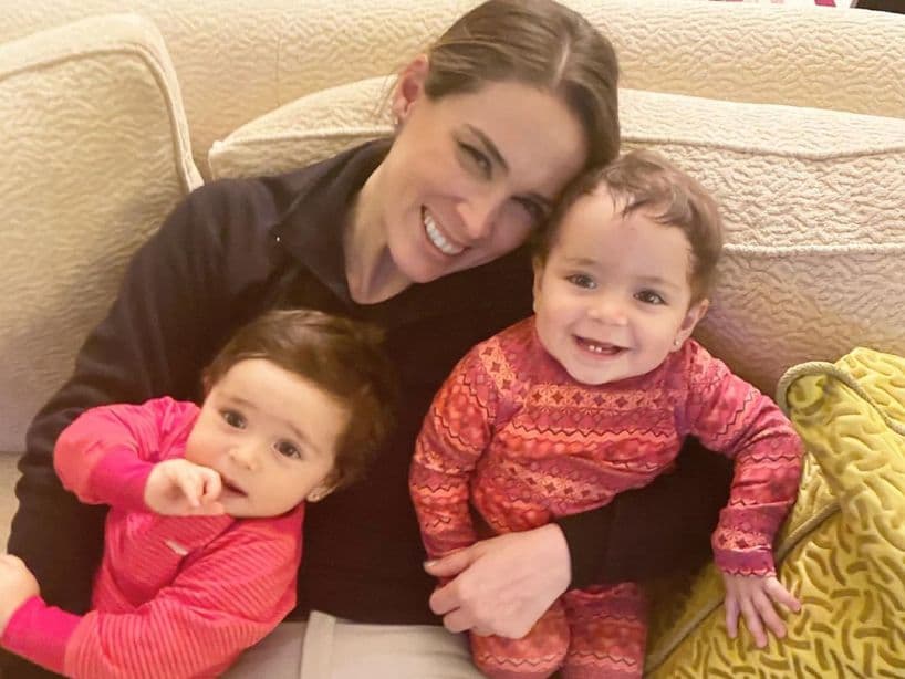 A través perfil oficial de Instagram, la conductora sorprendió a sus 5.6 millones de seguidores con fotografías inéditas de sus mellizas, las cuales muestran que han dejado atrás su imagen de bebés para pasar a ser “niñas grandes”.