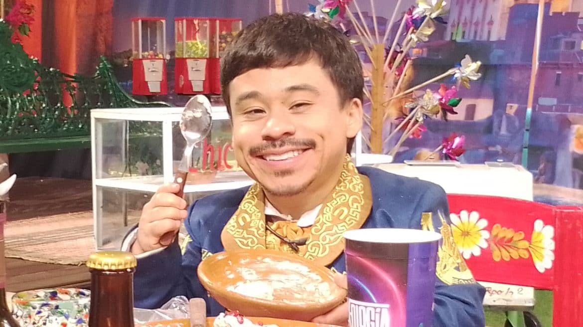 Abelito disfrutó mucho de los platillos que la producción les ofreció esa noche