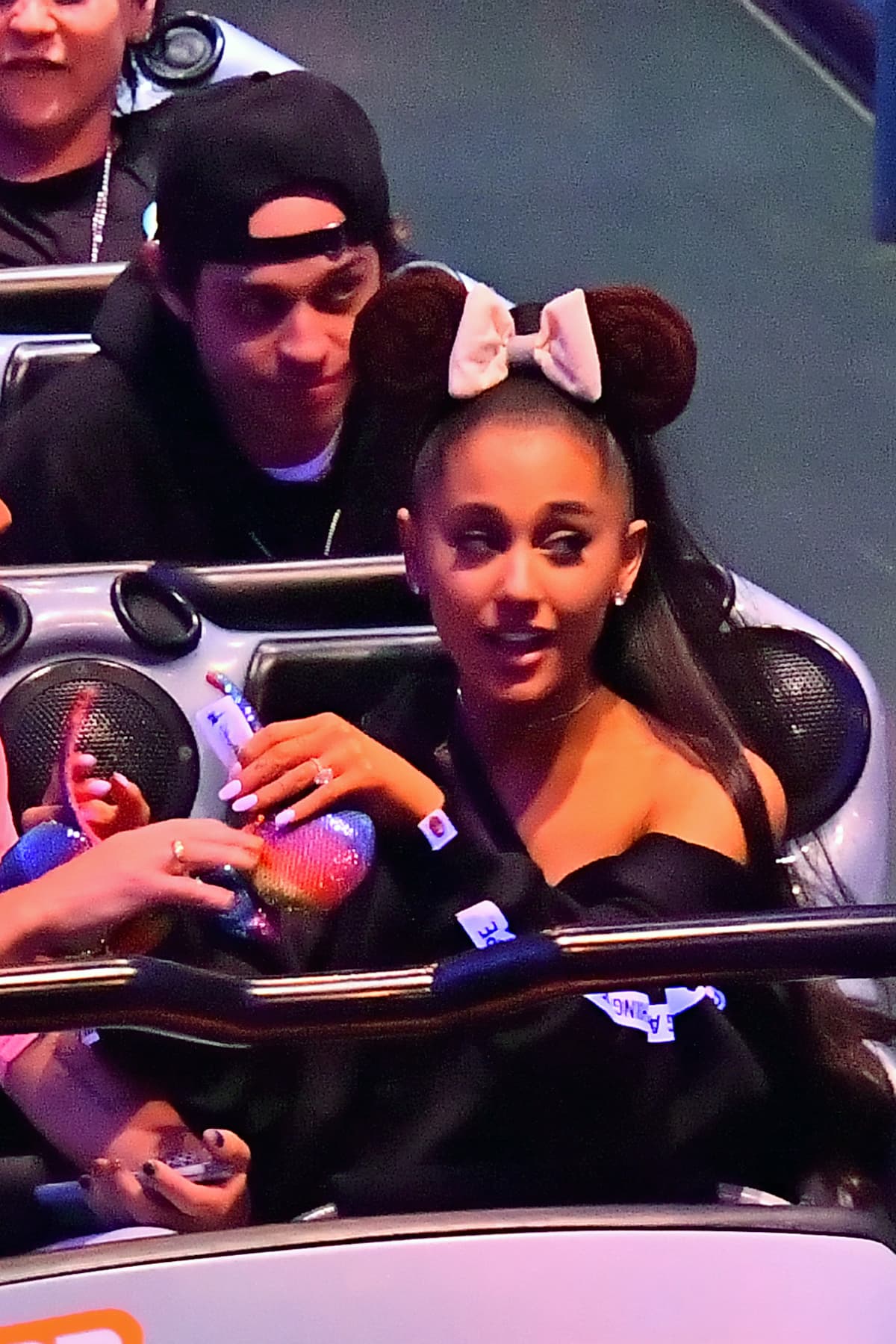 La cantante lució su bello anillo de compromiso en Disneyland (FOTO: The Grosby Group)