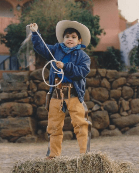 Vivió un tiempo en España y su carrera actoral la inició a los 19 años.