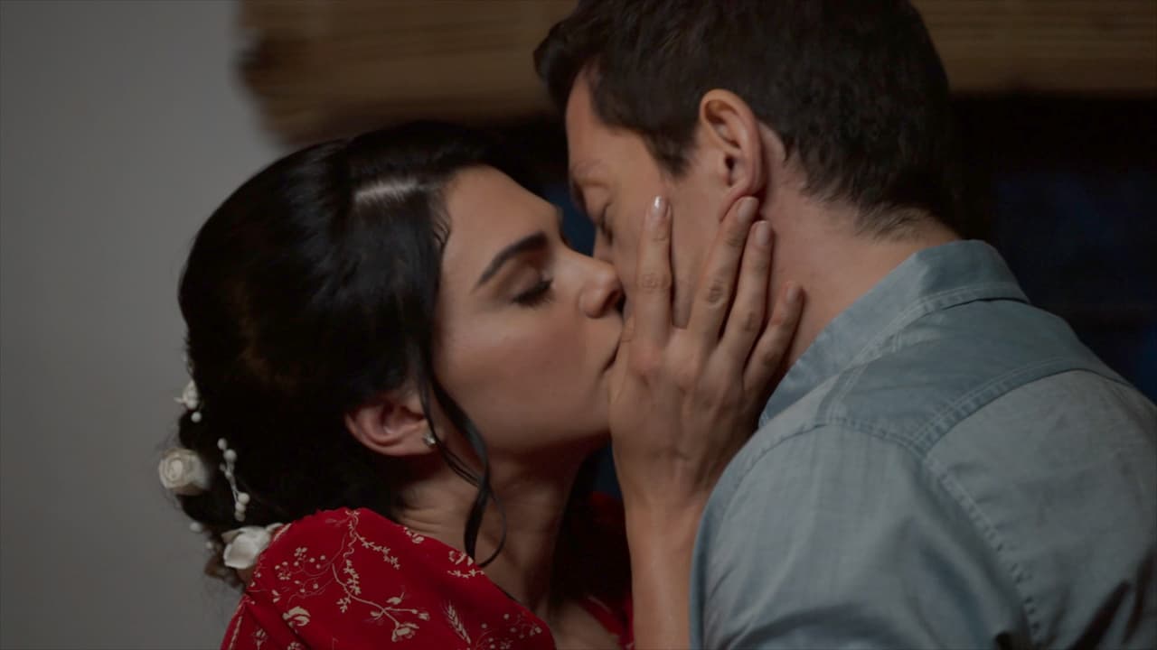 Asimismo, los actores protagonizaron apasionados besos como parte de la historia de amor entre sus personajes.