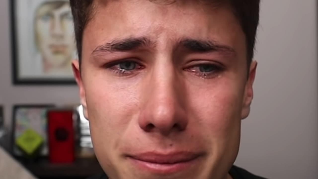 Juanpa Zurita rompe en llanto al recibir inesperado regalo