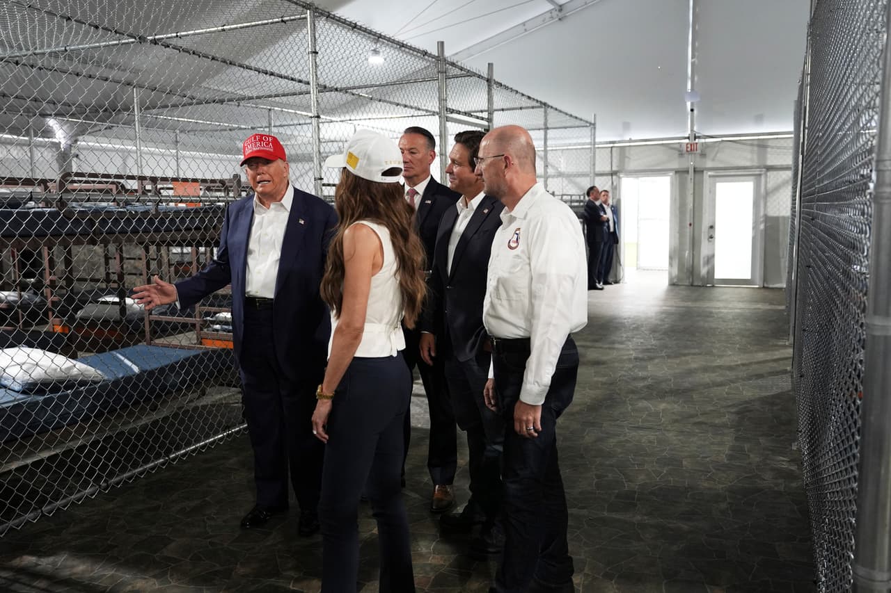 Centro de detención de inmigrantes en medio de pantanos de Florida comienza a operar 