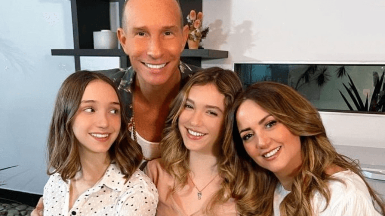 Andrea Legarreta habla, por fin, de la novia de Erik Rubín; revela por qué no viaja con ellos 