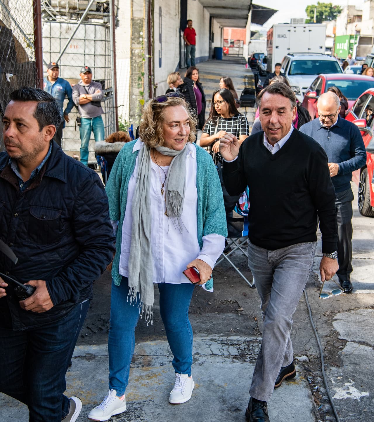 “Respeto el trabajo de todas estas personas que están aquí porque la televisión es algo injusta porque uno prende, apaga o cambia de canal muy fácil y no se ven todas las horas de trabajo que hay desde la escritura del primer capítulo hasta desarrollar una de las últimas escenas como ésta”: Emilio Azcárraga.