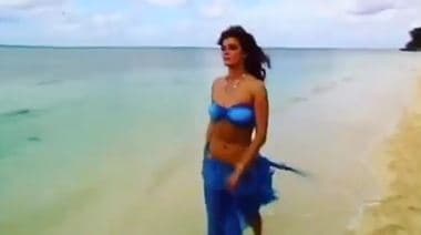 Además, la estrella de televisión cautivó a sus seguidores con un video del pasado para el que posó en traje de baño.