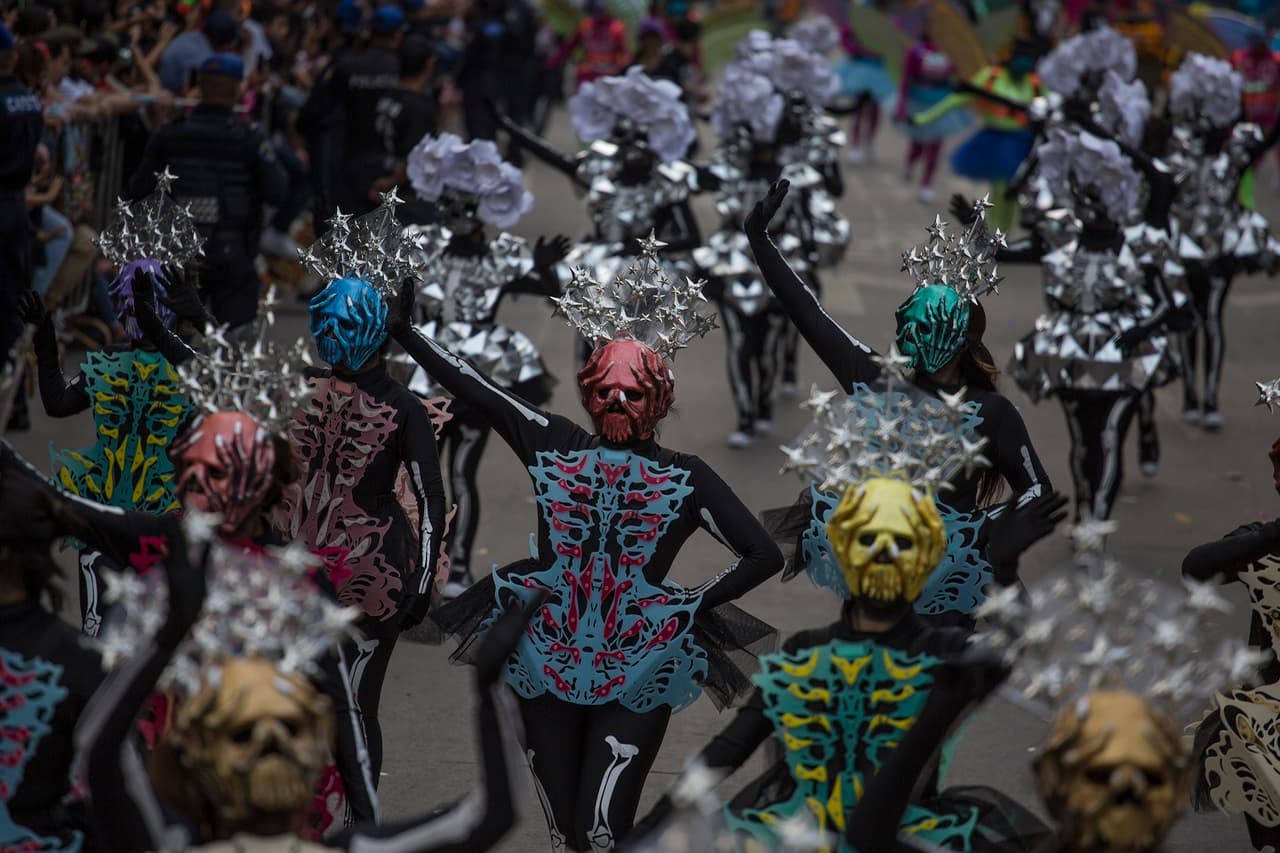 Las calaveras invadieron la Ciudad de México con bailes.