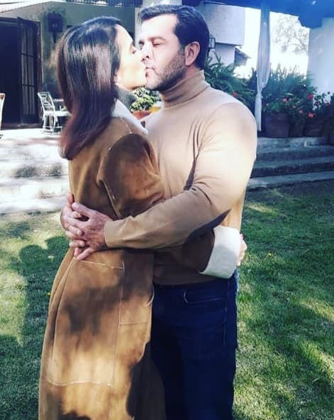 Biby Gaytán y Eduardo Capetillo iniciaron el Año Nuevo 2020 con un beso de amor.