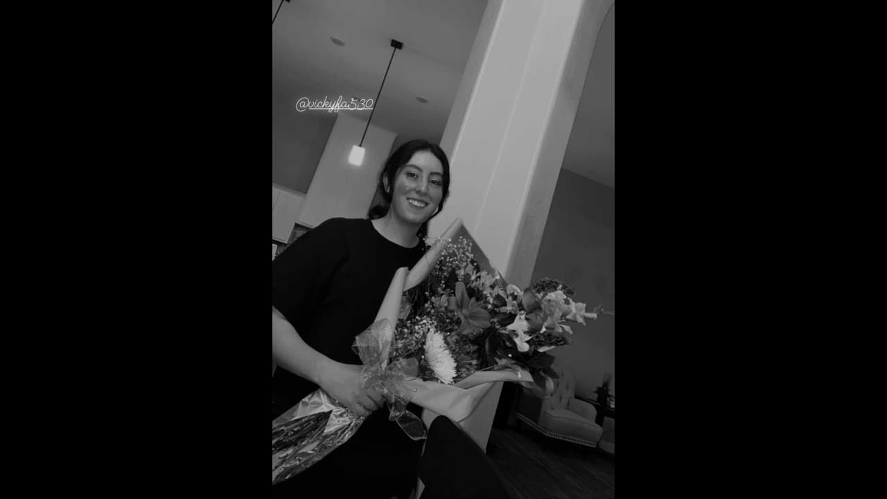 Vicky, hija de Victoria Ruffo, recibió un espectacular ramo de flores