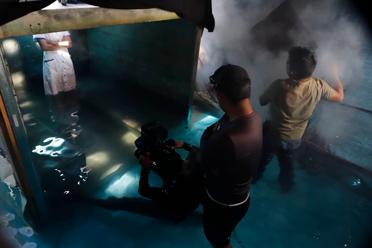 Se usó a una doble para la escena en la que la cisterna se llena de agua. Tanto ella como Valeria Leyva fueron cuidadas y supervisadas por paramédicos, quienes estuvieron pendientes en todo momento para evitar hipotermia.