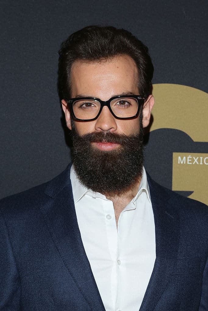 Diego también es egresado del Centro de Educación Artísita de Televisa (CEA) y ha destacado en la actuación y conducción, brillando con luz propia.