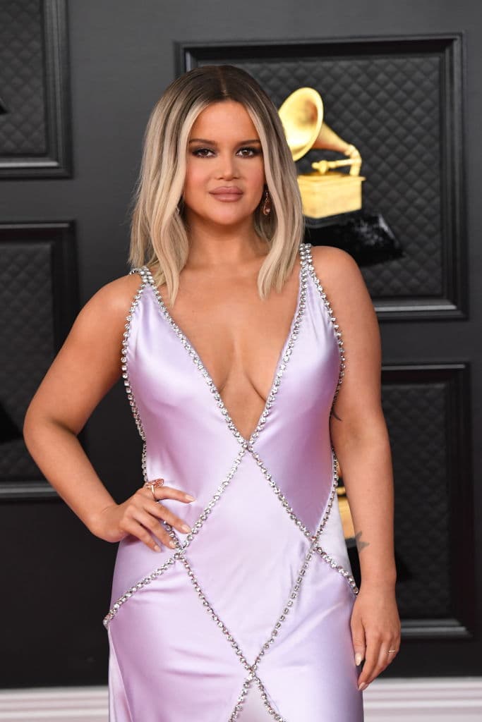 Maren Morris brilló con su diseño de Dolce & Gabbana, un vestido color lila con escote en V.