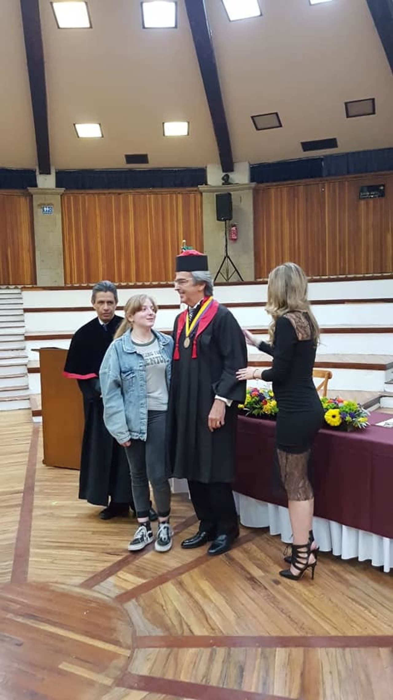 Siete meses después, la adolescente fue captada en su primer evento público y es que acompañó a su expadrastro Lorenzo Lazo en la ceremonia en la que el economista recibió un reconocimiento honoris causa.