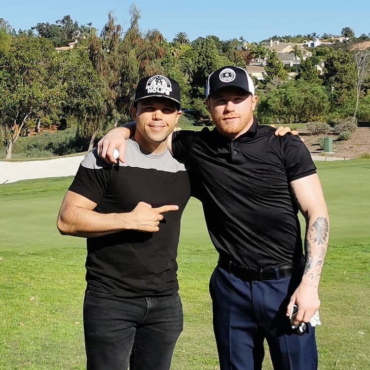 En redes sociales siempre externa lo importante que es su familia para él, protagonizando innumerables fotografías junto a su hermano menor Canelo Álvarez.