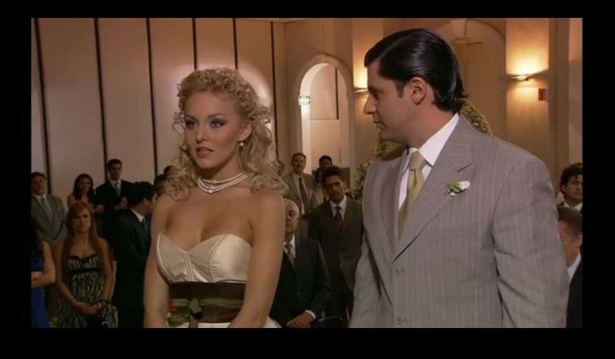 La primera boda que encarnó Angelique fue en la telenovela ‘Muchachitas como Tú’, de 2007, en la que encarnó a ‘Margarita’. ‘Olivia’ le confiesa a ‘Margarita’ que es su hermana para evitar que se case con ‘Federico’.