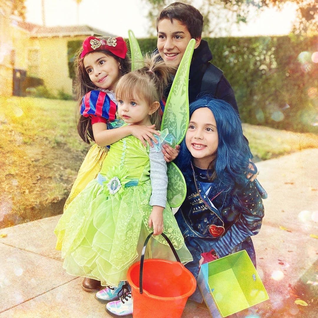 El año pasado, Aitana Derbez más que asustar, enterneció las calles de Los Ángeles, donde radica junto a sus famosos papás y hermana Aislinn, quien compartió una imagen en la que aparece disfrazada como la princesa Blancanieves mientras que su sobrina, Kailani, lució como 'Tinker Bell'.