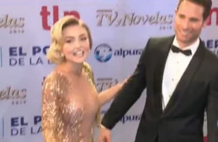 Cuando la actriz fue cuestionada por la prensa sobre la profundidad del escote de su vestido, Sebastián Rulli salió a su defensa y dijo que se veía preciosa. Aún sin darse cuenta de que traía el vestido al revés.
