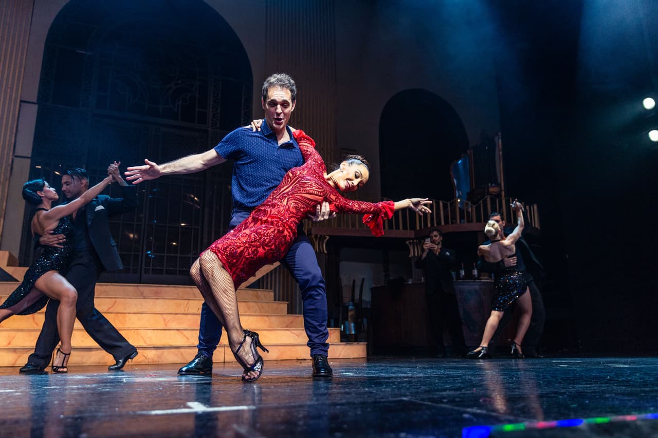 Uno de los actores del momento es sin duda el español Pedro Alonso; te enseñamos en corto sus 'clases' de tango.