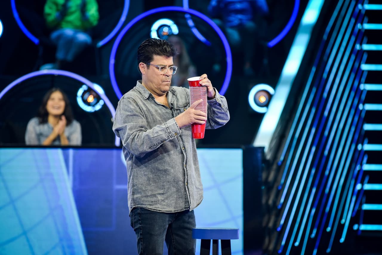 Jorge ‘El Burro’ Van Rankin se enfrentó a la prueba ‘Sube que sube’ en el que inició con una pila de 39 vasos rojos con uno azul como base, el cual debe de ascender de ir colocando los vasos de arriba de la pila hacia abajo, la acción la logró 40 veces en menos de un minuto.
