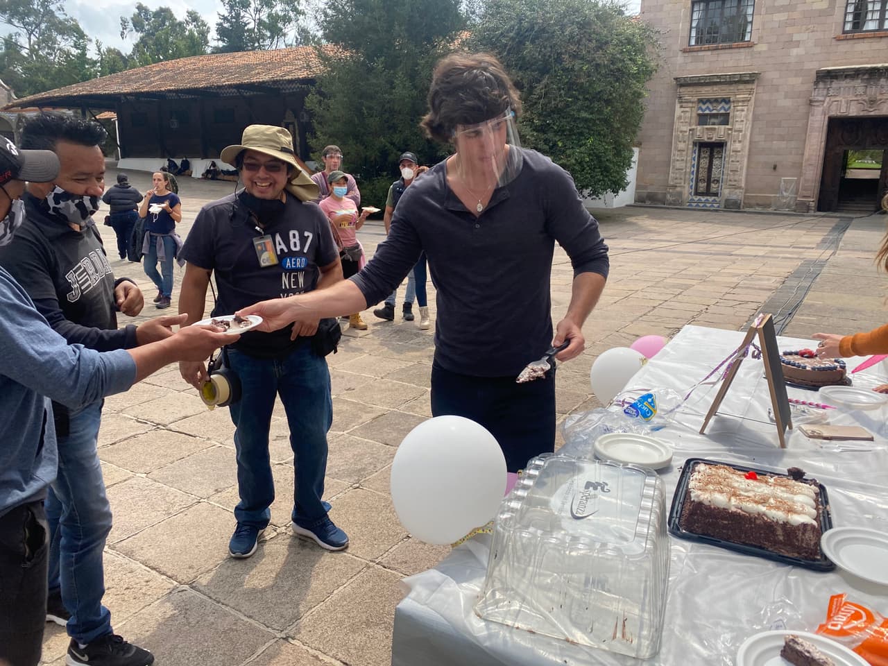 Y se encargo de repartir el pastel entre el equipo de producción.