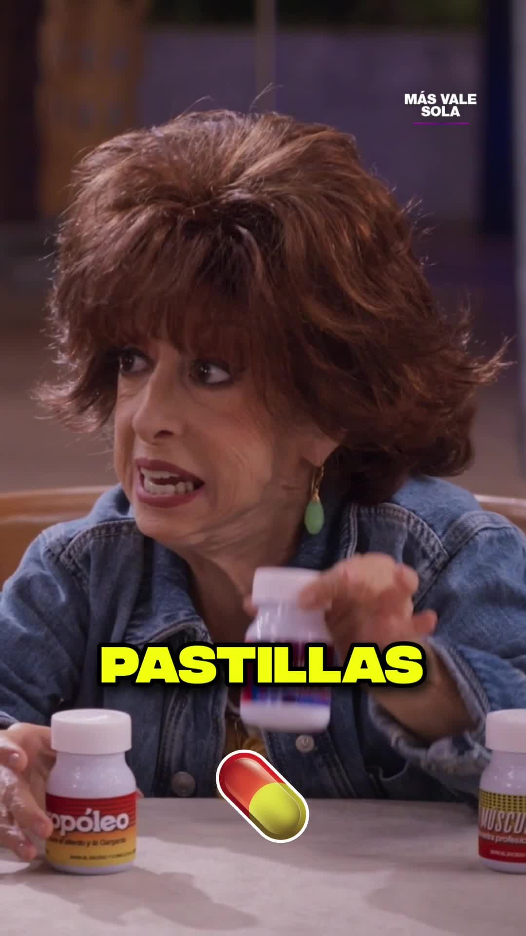 Julieta y Pilar le hacen una travesura a Amador