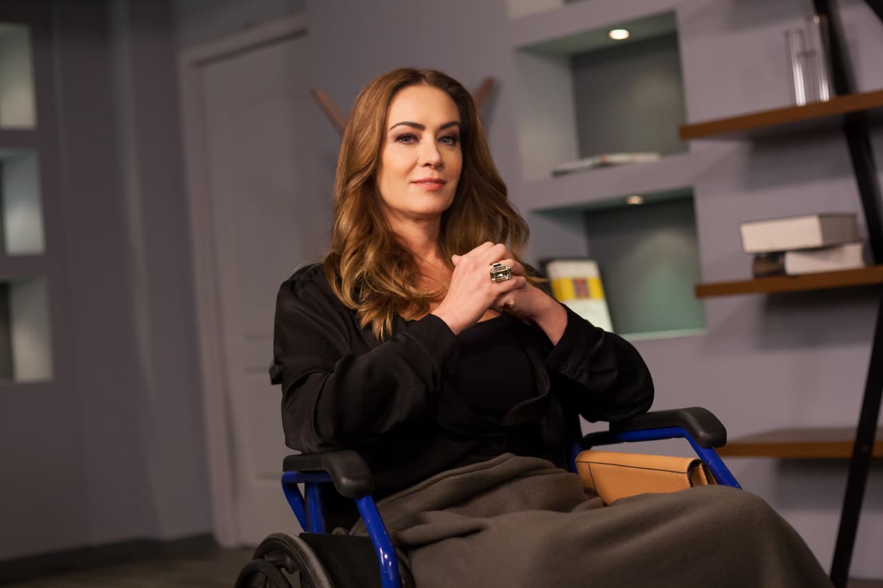 Anette Michel posa para las cámaras durante un tiempo libre en las grabaciones de la telenovela.